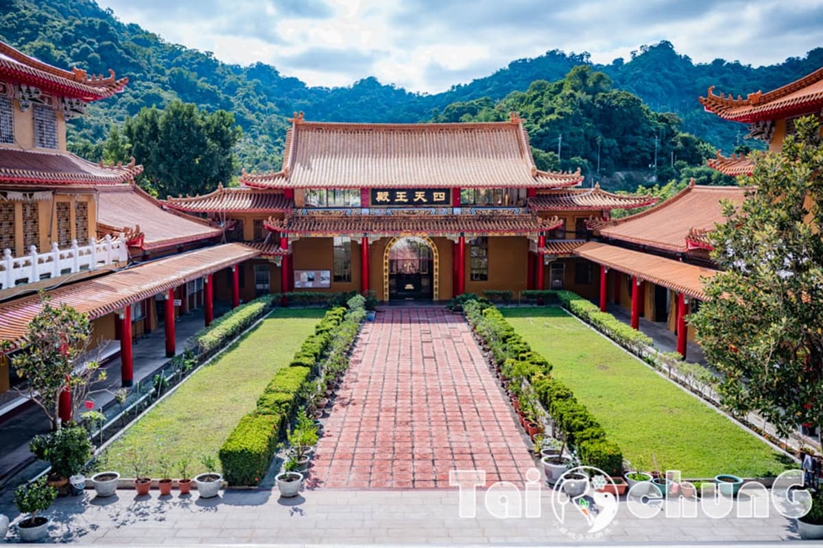 「巨型九龍金雕」超逼真！台中「仿明朝古寺」藏深山，龍年最應景春遊景點