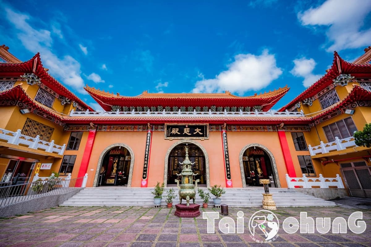 「巨型九龍金雕」超逼真！台中「仿明朝古寺」藏深山，龍年最應景春遊景點