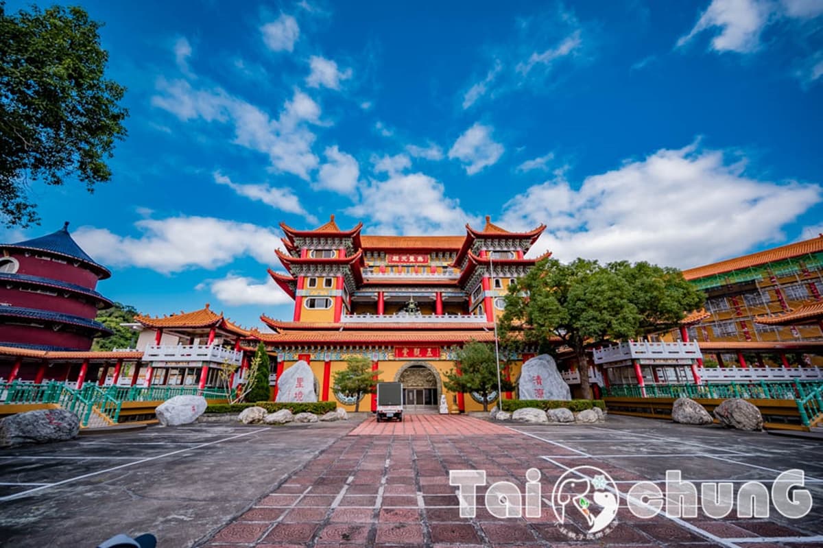 「巨型九龍金雕」超逼真！台中「仿明朝古寺」藏深山，龍年最應景春遊景點