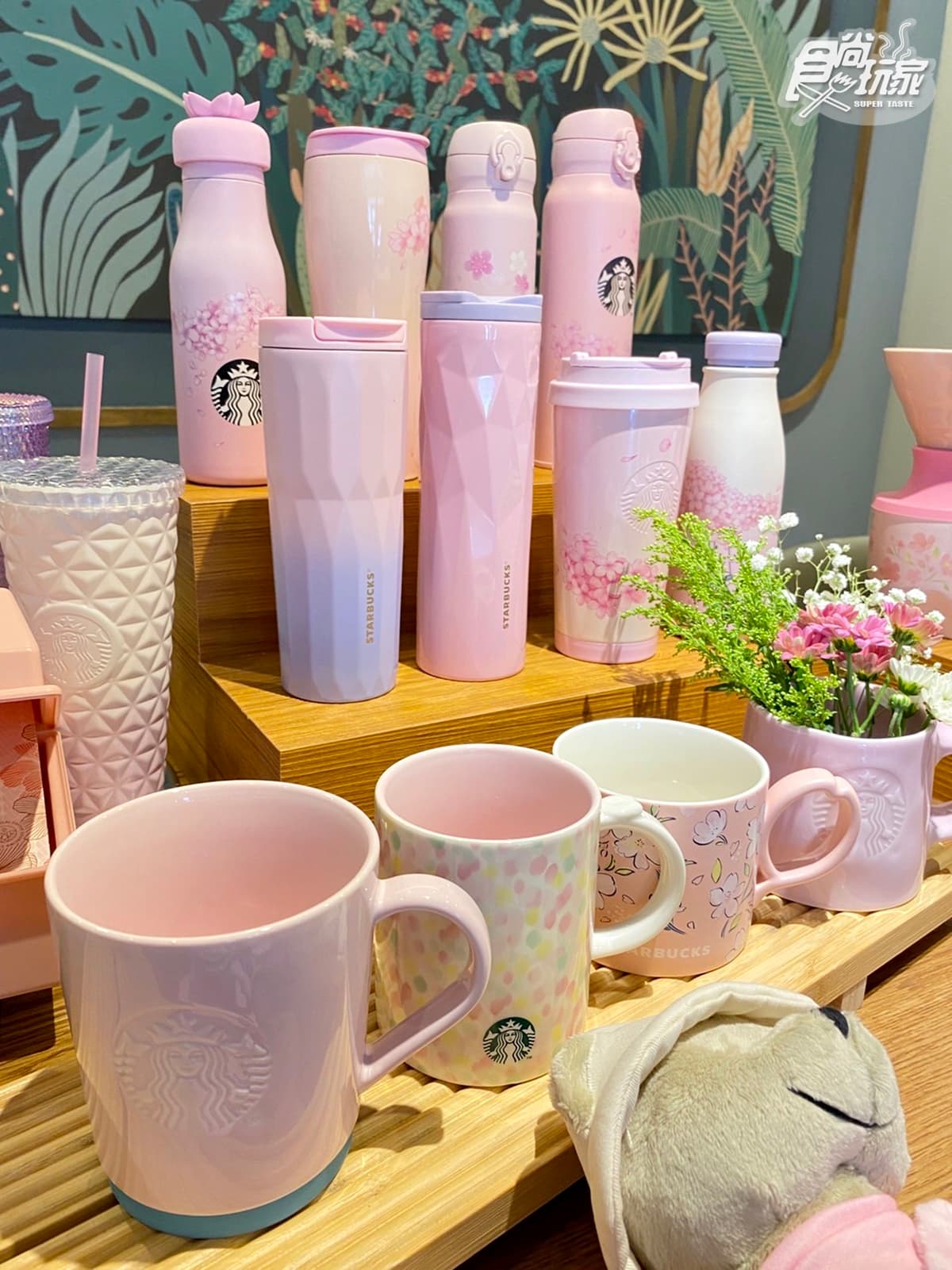 星巴克首推「抹茶季」！春日款「蜜桃百香抹茶那堤」，再收櫻花、達摩貓咪杯