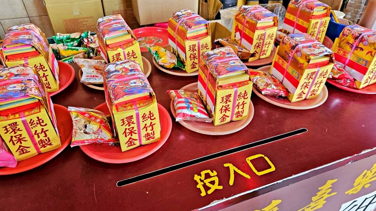 民眾可以到現場購買大龍香、財庫金、金紙貢品。（圖片來源：Yuki's Life）
