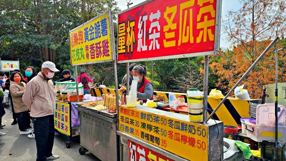 宮廟外側有攤位駐點，吃的喝的都有，價格平實。（圖片來源：Yuki's Life）