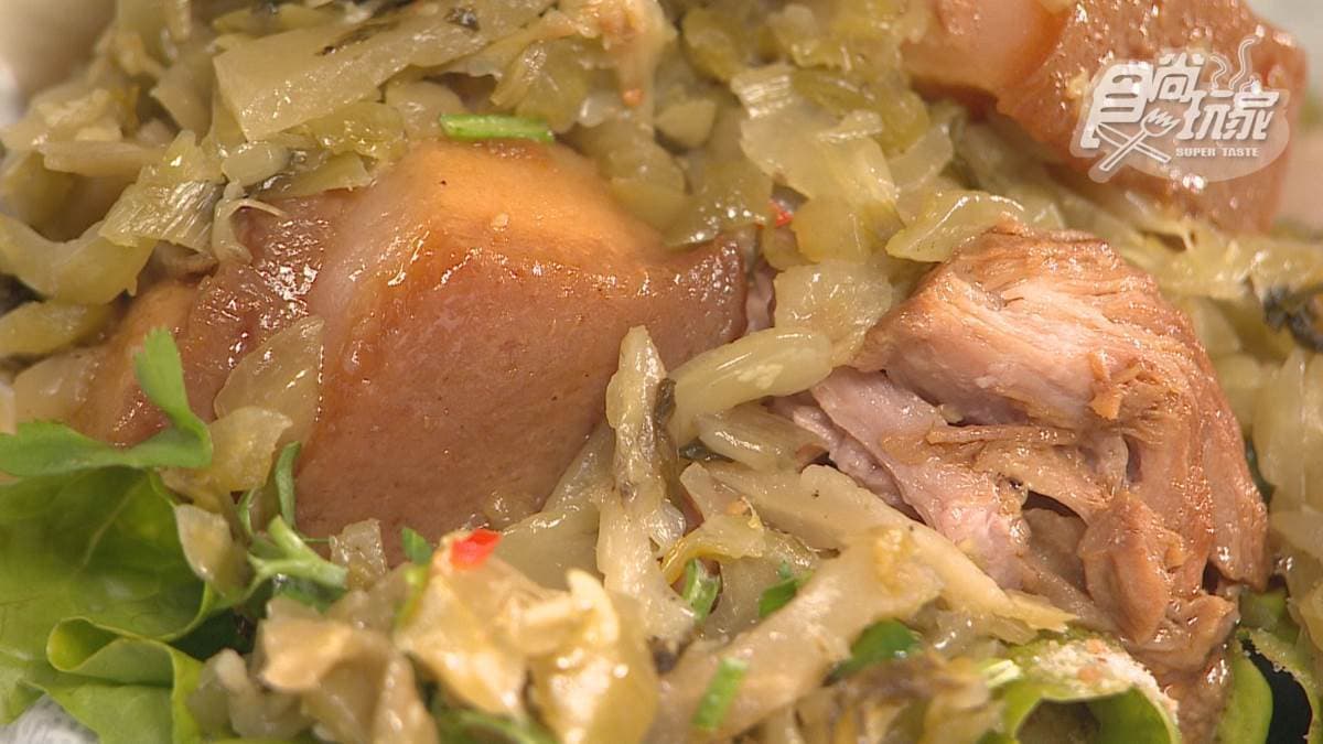 「招牌滷肉酸菜」加入酸菜很加分，口感清爽。