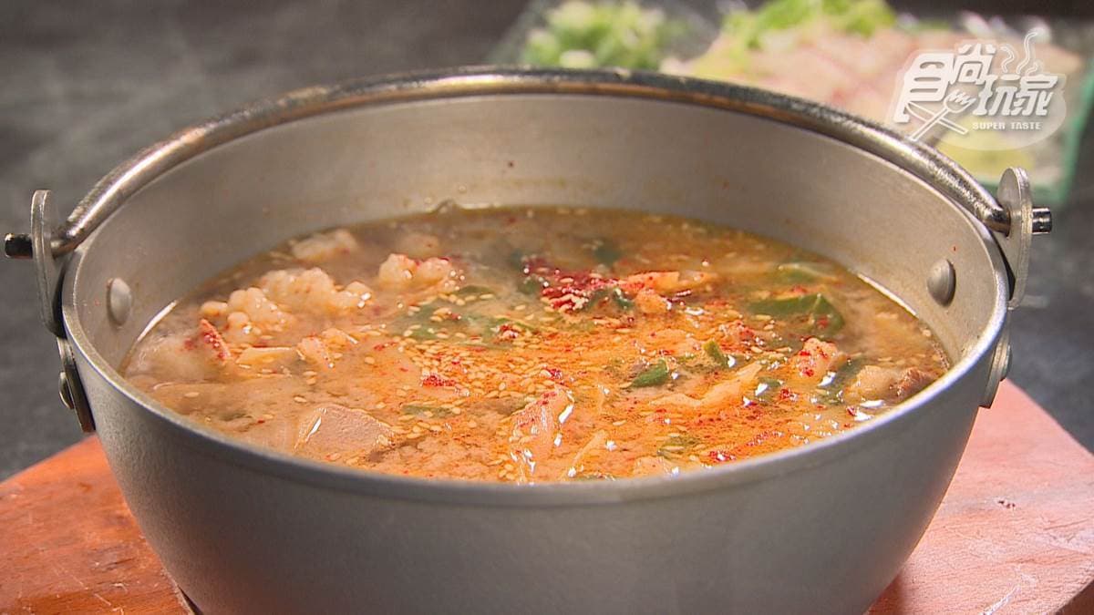 「味噌牛腸摩滋鍋」牛腸脆口好吃，除了有韭菜，還吃得到高麗菜的鮮甜、肉味。