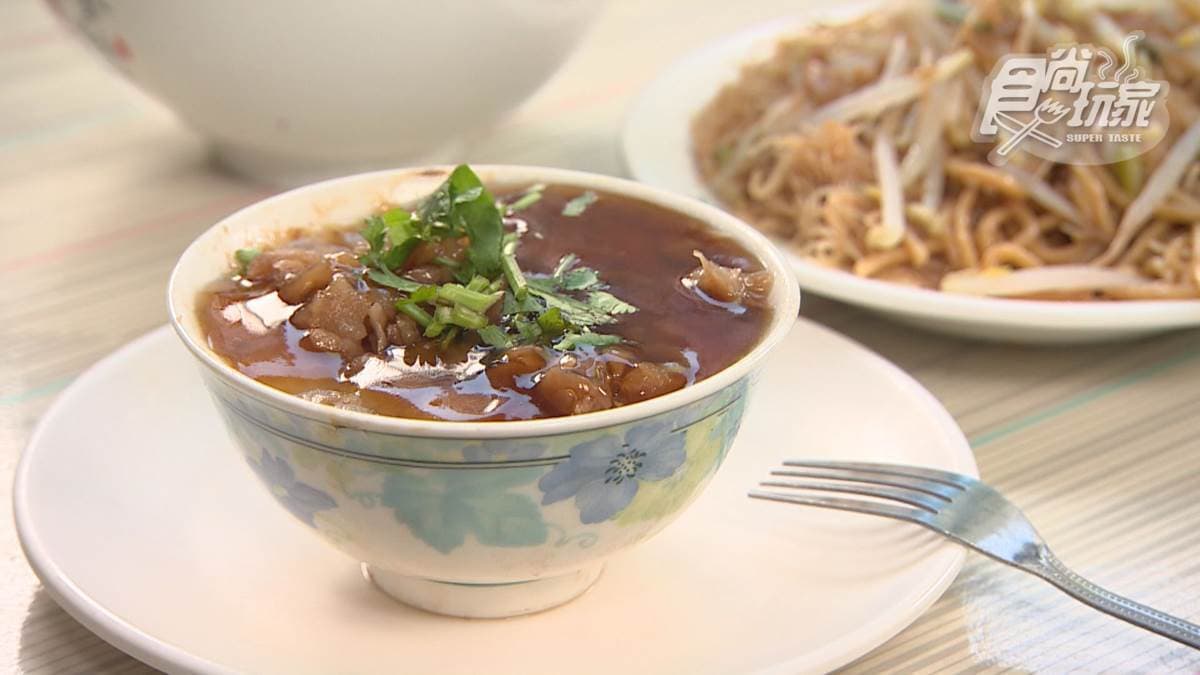 「碗糕」也是傳統吃不膩的古早味，一定要撒上香菜最對味。