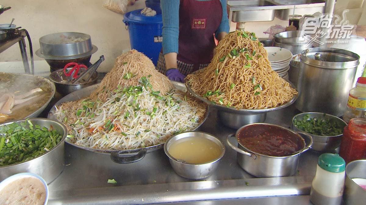 店內最吸睛的，就是這爆量炒米粉、炒麵推成山的畫面！