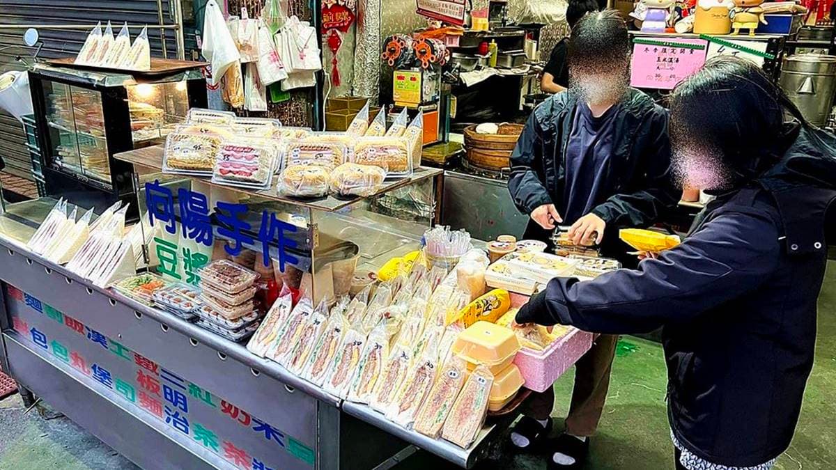 店面是鹿港在地30年的老字號早餐店，晚上則會賣起煲湯。（圖片來源：靜香EAT）