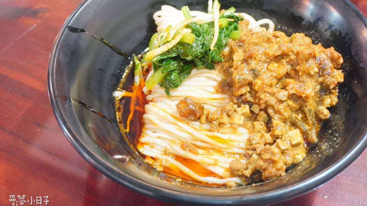 「紅油皮蛋麵」香辣夠味超過癮，讓人一口接一口！（圖片來源：曼蒂小日子）