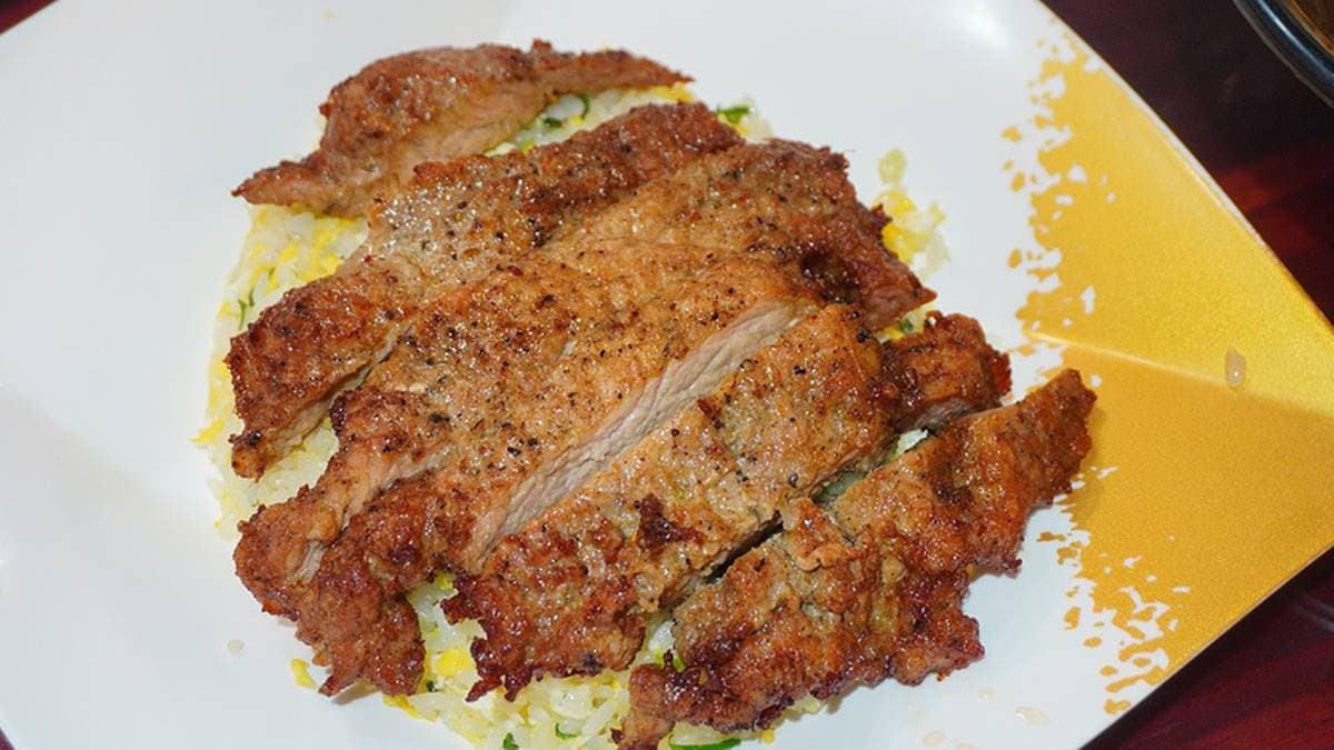 經典「排骨蛋炒飯」絕對必點，排骨大塊又厚實，炒飯粒粒分明、香氣十足！（圖片來源：曼蒂小日子）