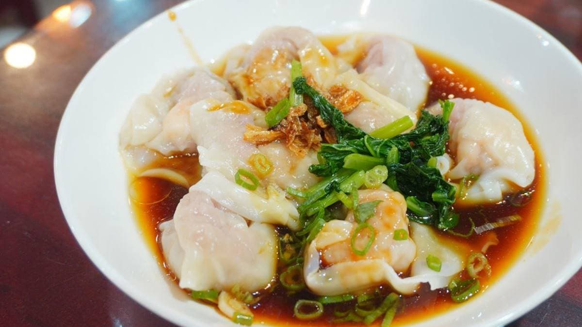 「乾拌蝦肉抄手」（100元）大顆又飽滿，還包入整隻肥美蝦仁。（圖片來源：曼蒂小日子）