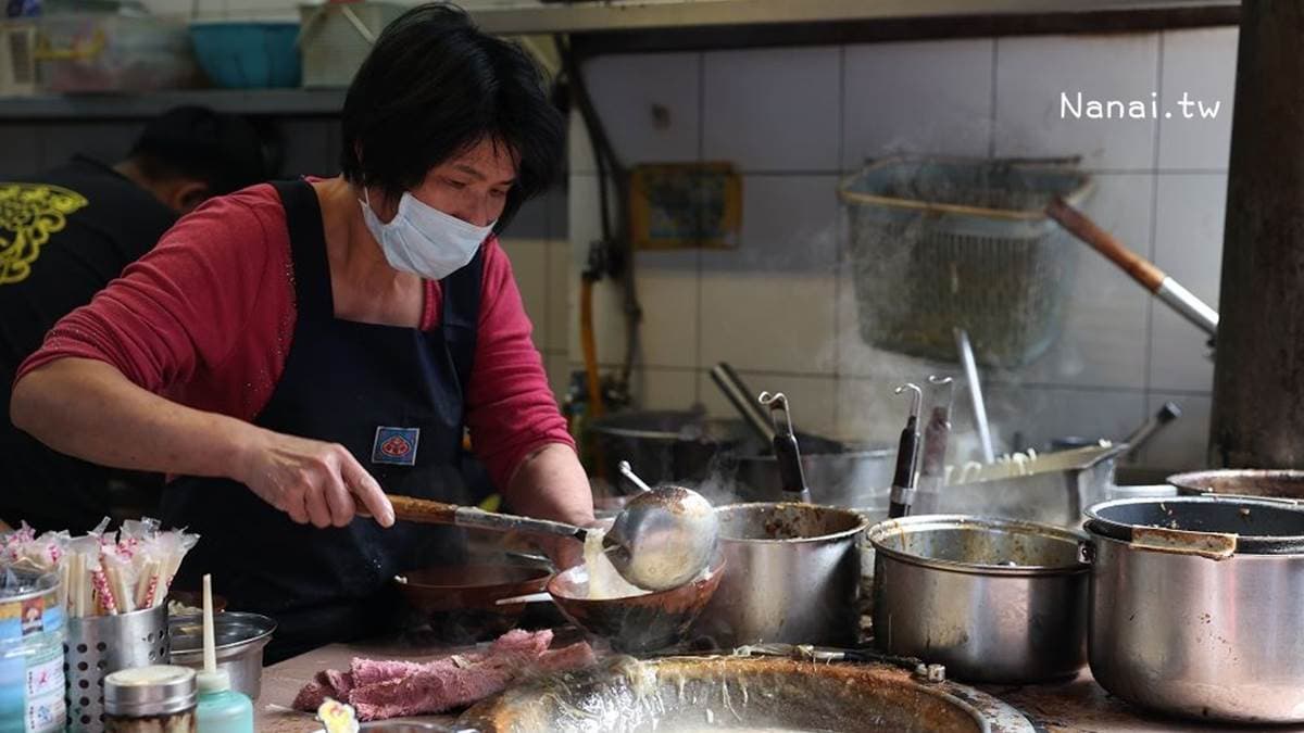 老闆娘的動作沒停過，手腳十分俐落。（圖片來源：Nana愛旅行札記）