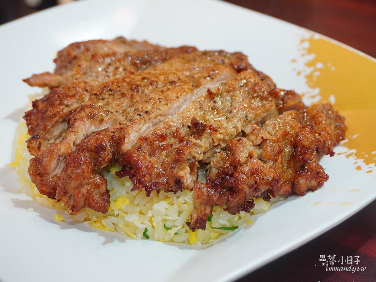在地人稱「中和版小鼎泰豐」！必點厚切排骨蛋炒飯，紅油皮蛋麵香辣唰嘴