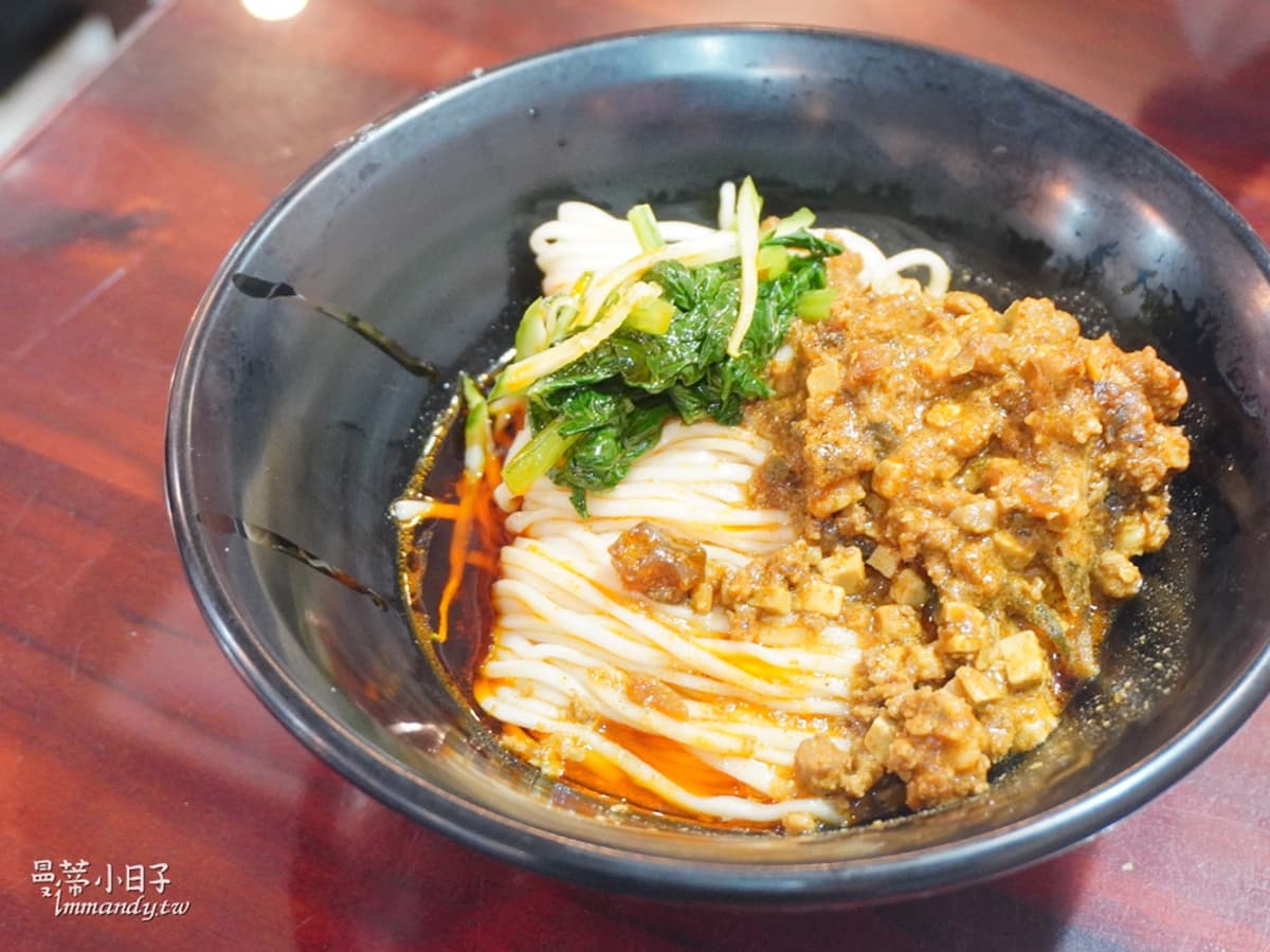 在地人稱「中和版小鼎泰豐」！必點厚切排骨蛋炒飯，紅油皮蛋麵香辣唰嘴