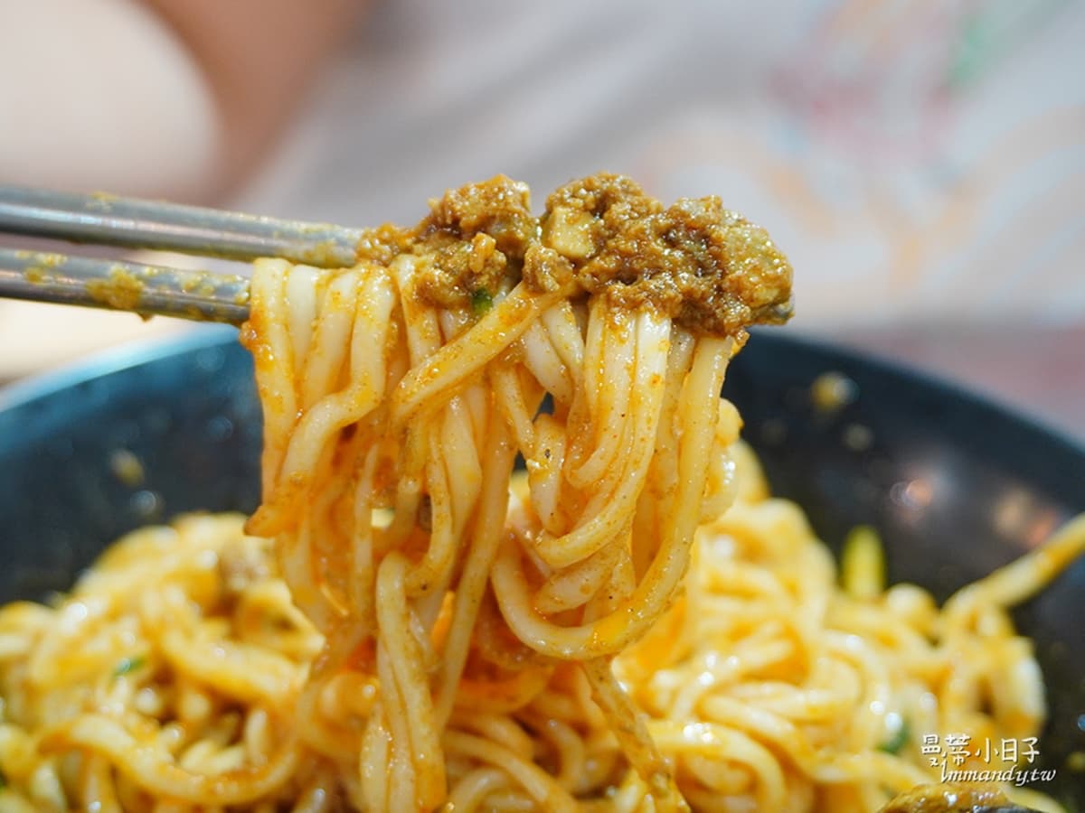 在地人稱「中和版小鼎泰豐」！必點厚切排骨蛋炒飯，紅油皮蛋麵香辣唰嘴