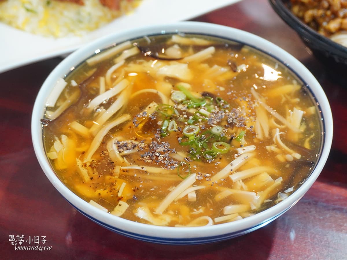 在地人稱「中和版小鼎泰豐」！必點厚切排骨蛋炒飯，紅油皮蛋麵香辣唰嘴