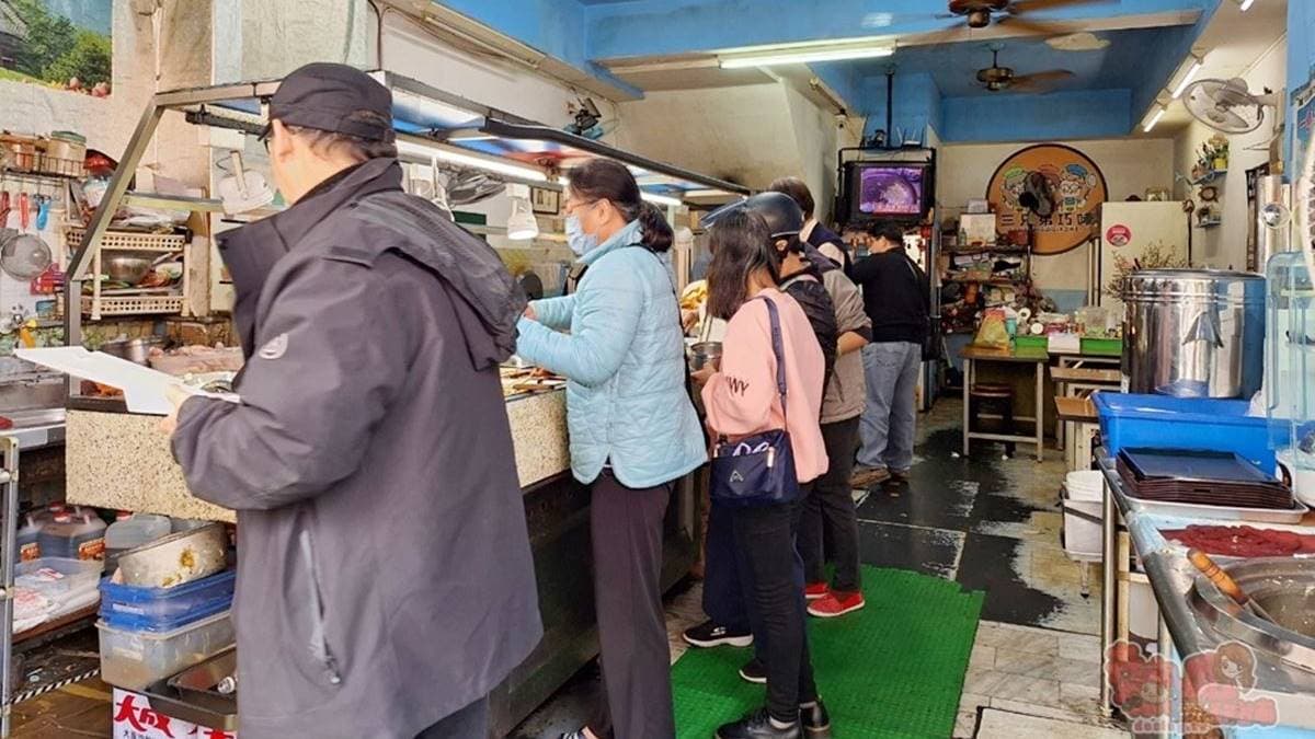 每到用餐時間，店內總是擠滿排隊人潮，生意頗佳。（圖片來源：熱血玩台南。跳躍新世界）