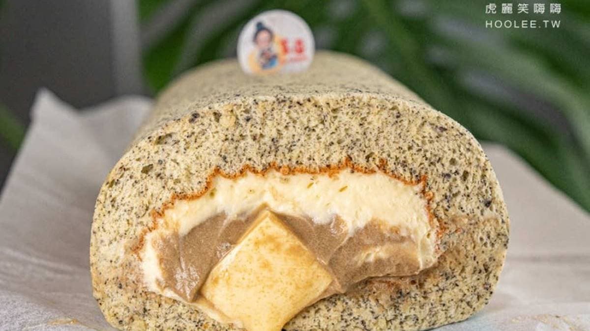 「日本焙茶布丁卷」每一口都能嘗到濃厚茶香與柴燒黑糖的香甜滋味。（圖片來源：虎麗笑嗨嗨）