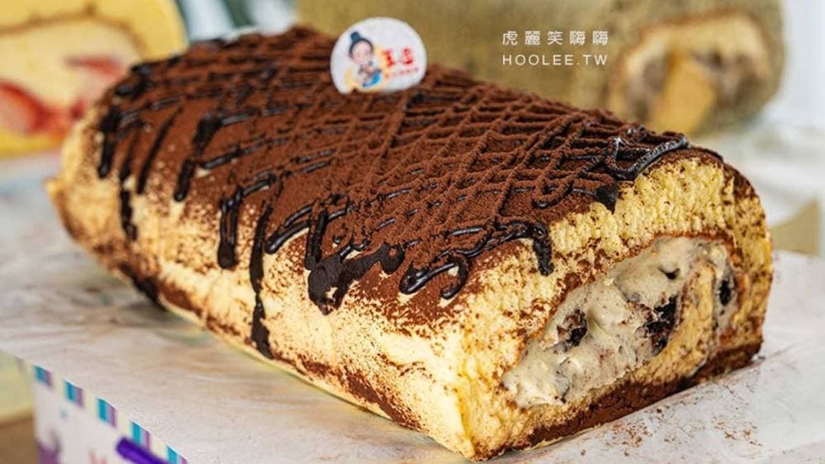 「Oreo金沙豆奶卷」表面撒滿無糖可可粉，內餡則是減糖豆奶餡＋Oreo餅乾。（圖片來源：虎麗笑嗨嗨）