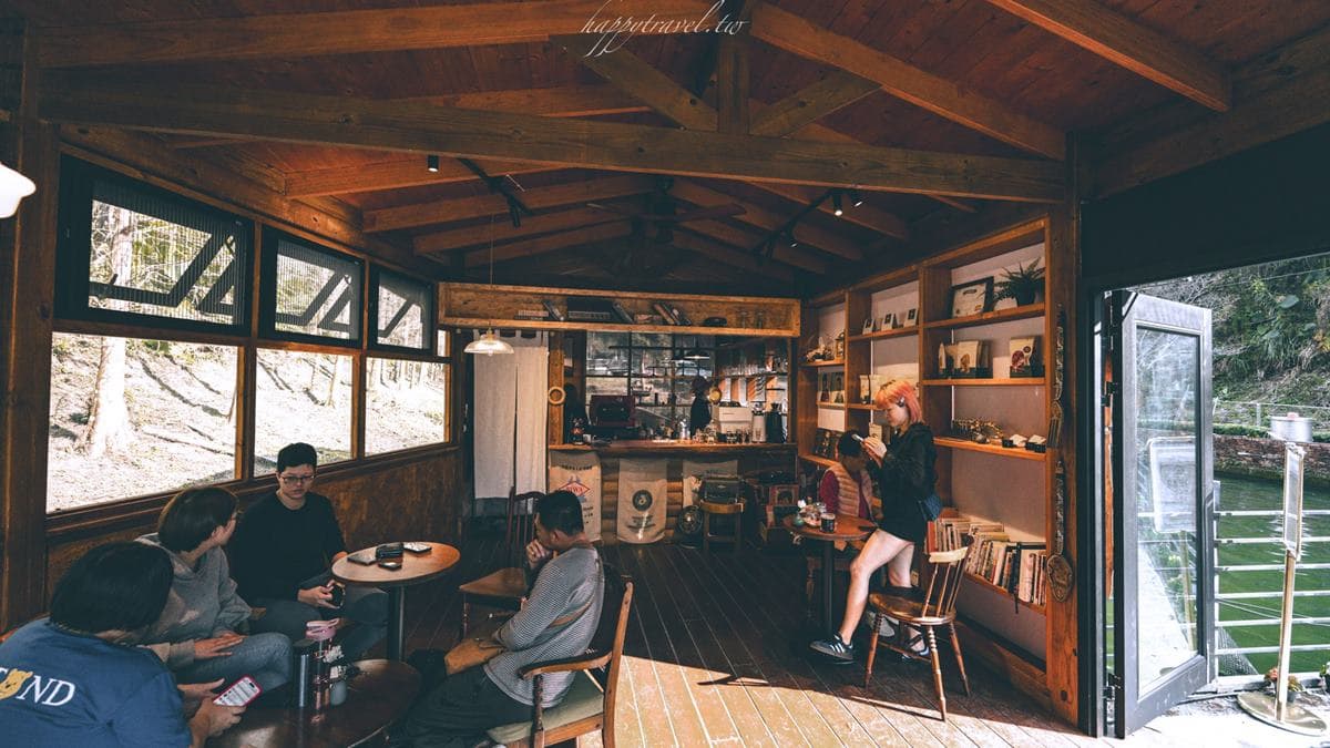 室內用餐環境很舒適，裝潢散發著濃厚的復古氛圍。（圖片來源：黑皮的旅遊筆記）