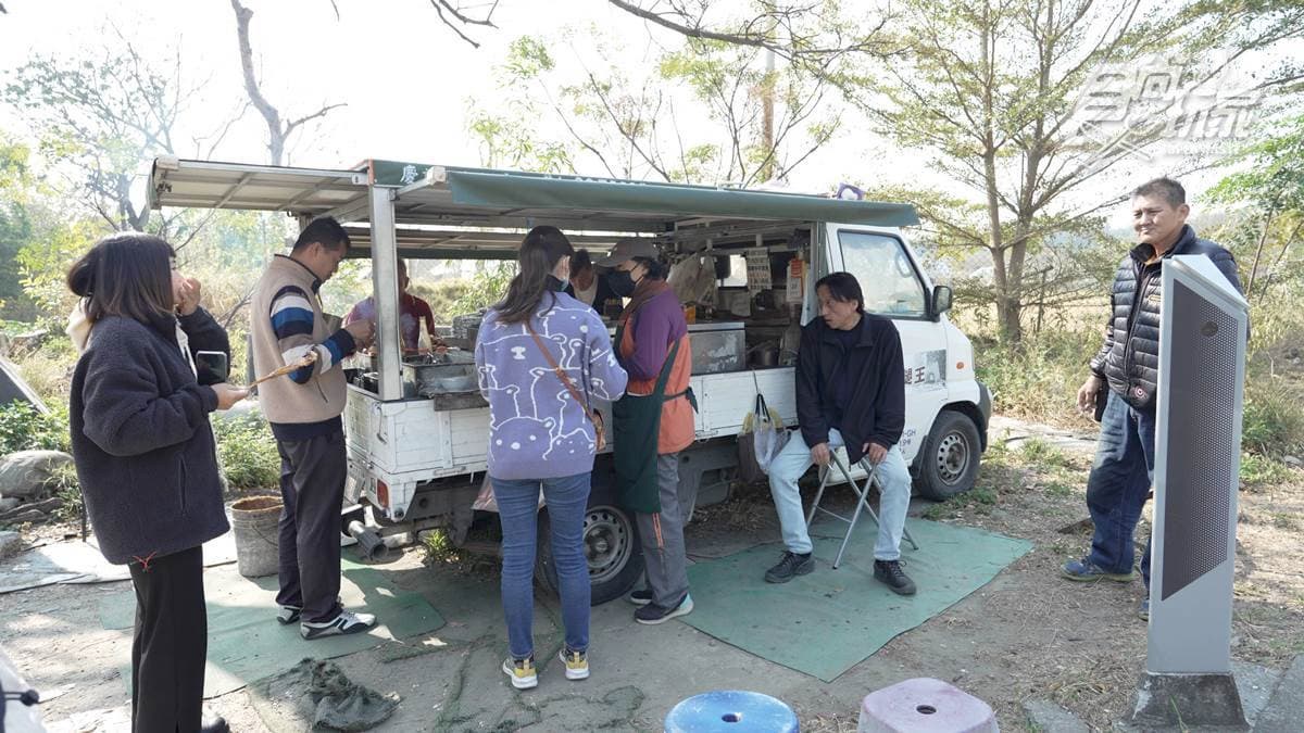 「億載雞腿王」是很受歡迎的餐車。