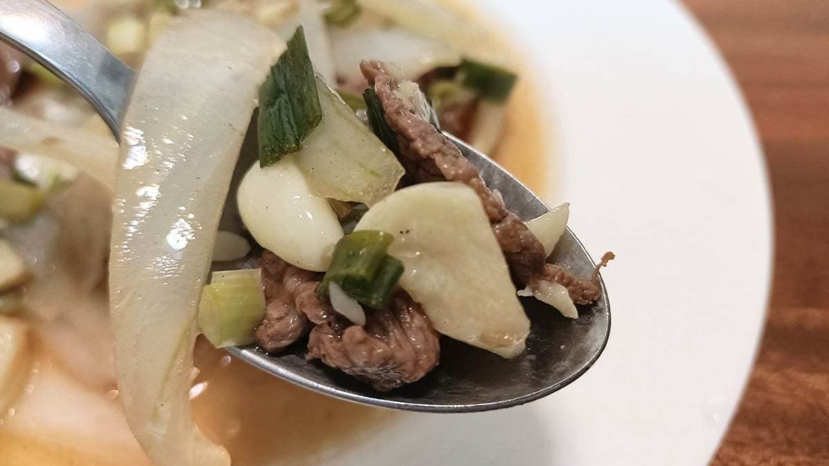 「蔥爆羊肉」不僅有蔥蒜薑，還有甜味洋蔥的加持，更能感受出鑊氣。（圖片來源：Vicky媽媽的遊樂園）