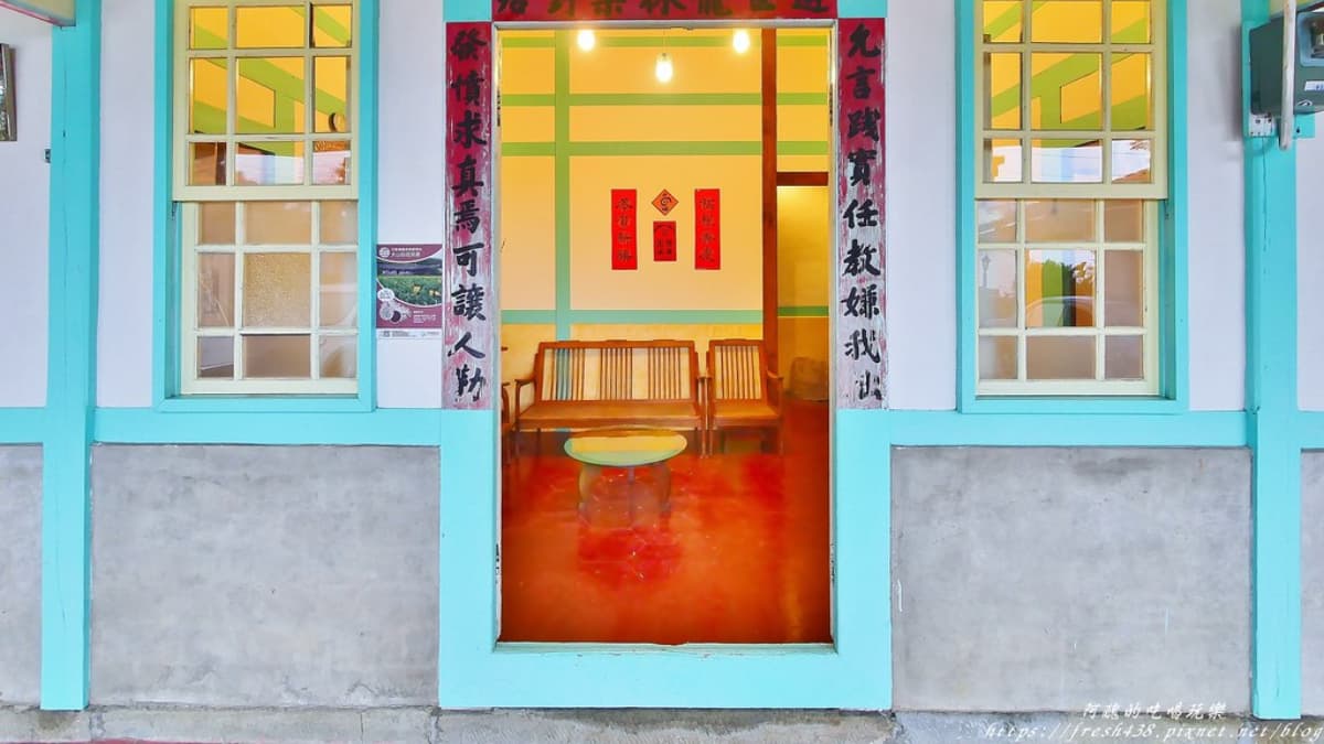 古早味十足的春聯和窗櫺，讓人回到老時光。（圖片來源：阿醜的吃喝玩樂）