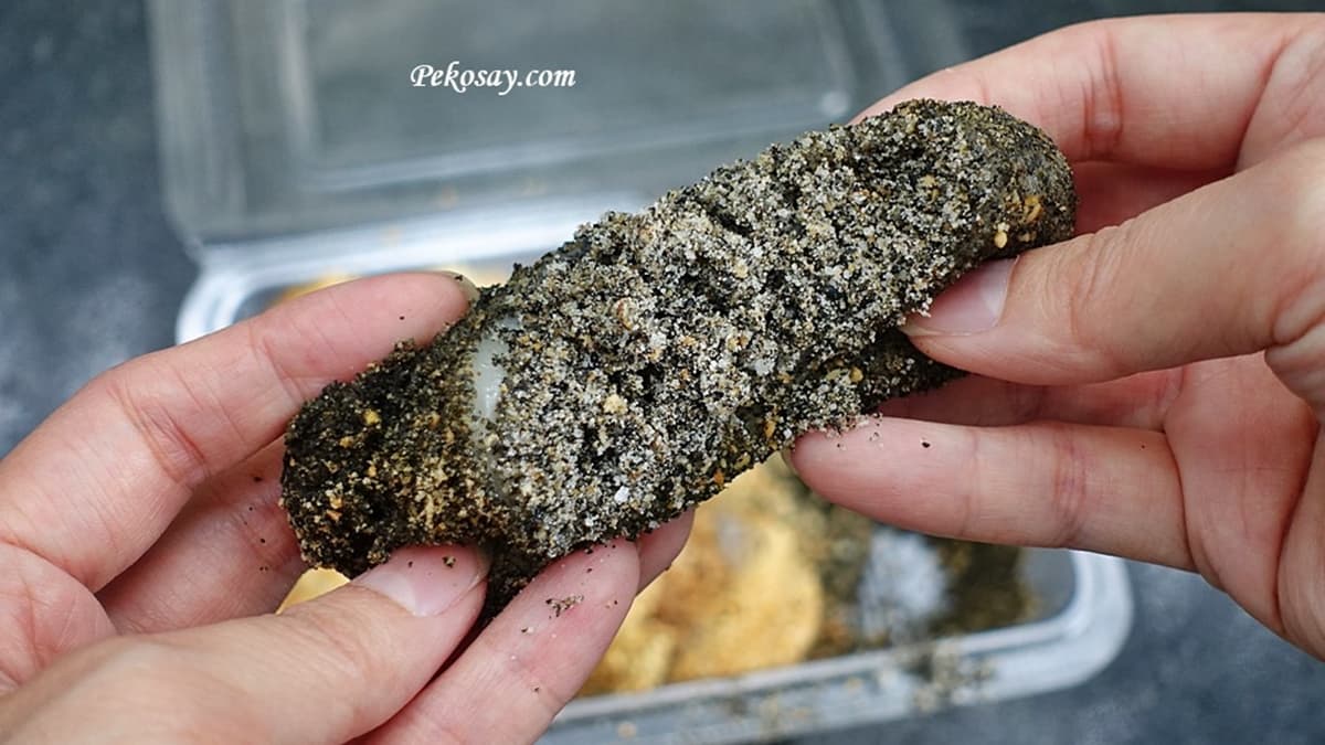 芝麻麻糬內餡包入芝麻糖粉，一口咬下有滿滿芝麻香氣。（圖片來源：PEKO の Simple Life）