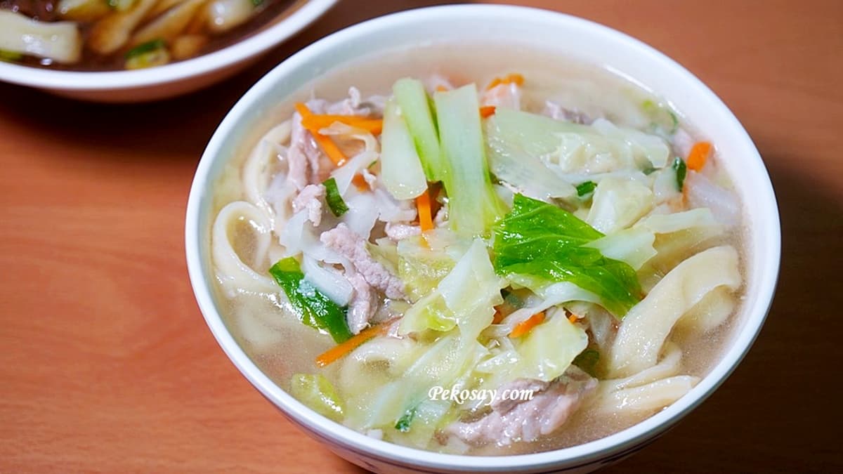 「熗鍋麵」加入豬肉絲和蔬菜，麵條Ｑ彈有嚼勁。（圖片來源：PEKO の Simple Life）