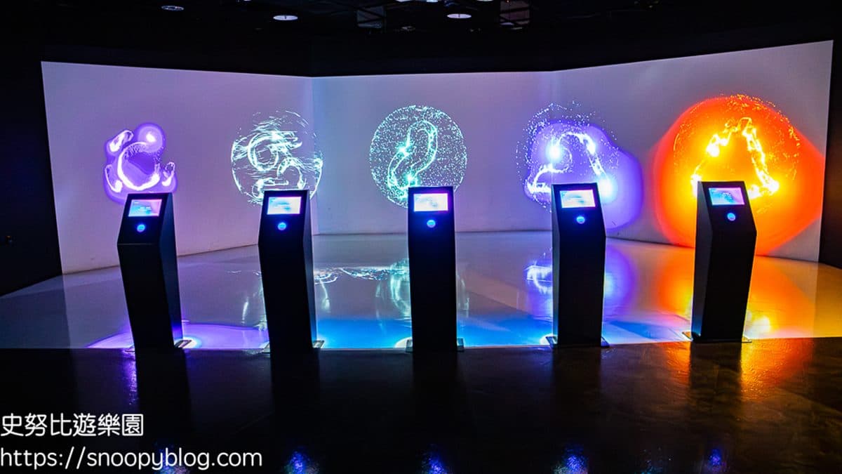 在放電場感應能量手環、釋放電能，螢幕上會出現許多炫目畫面。（圖片來源：史努比遊樂園）