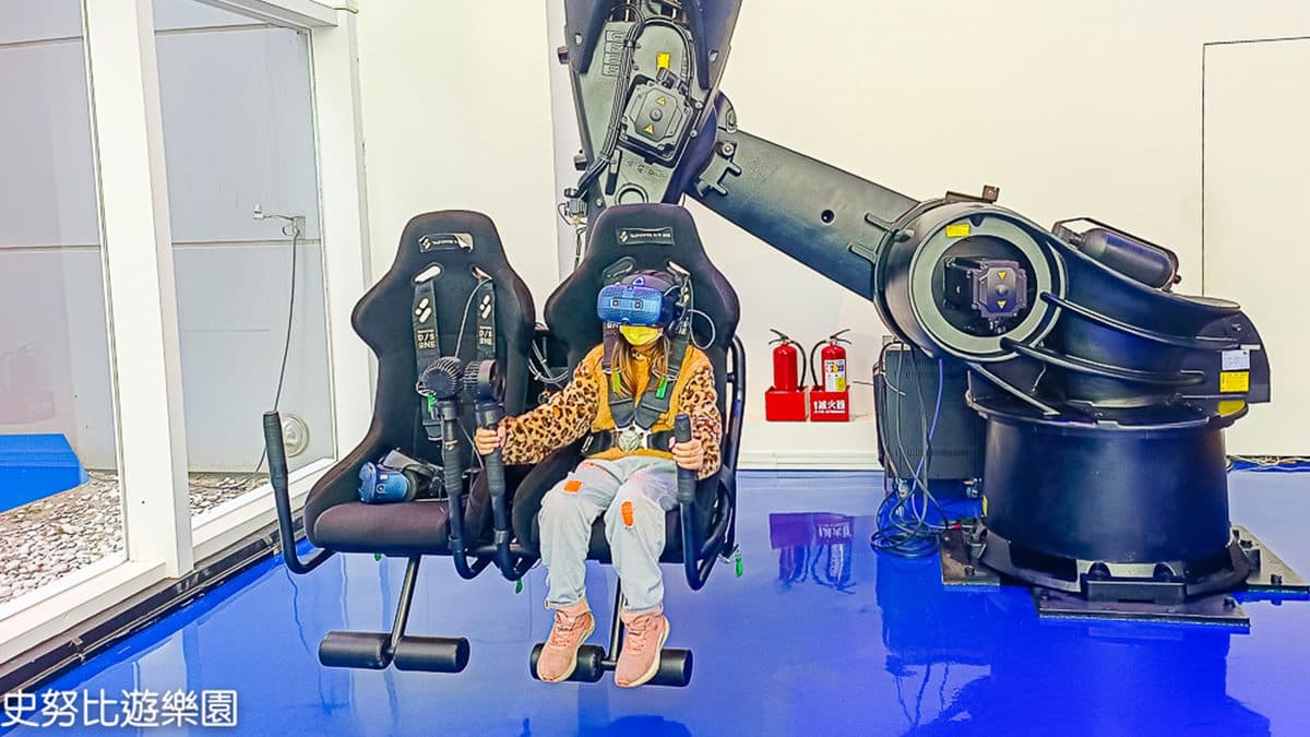 １樓還可以免費體驗VR六軸機器人。（圖片來源：史努比遊樂園）