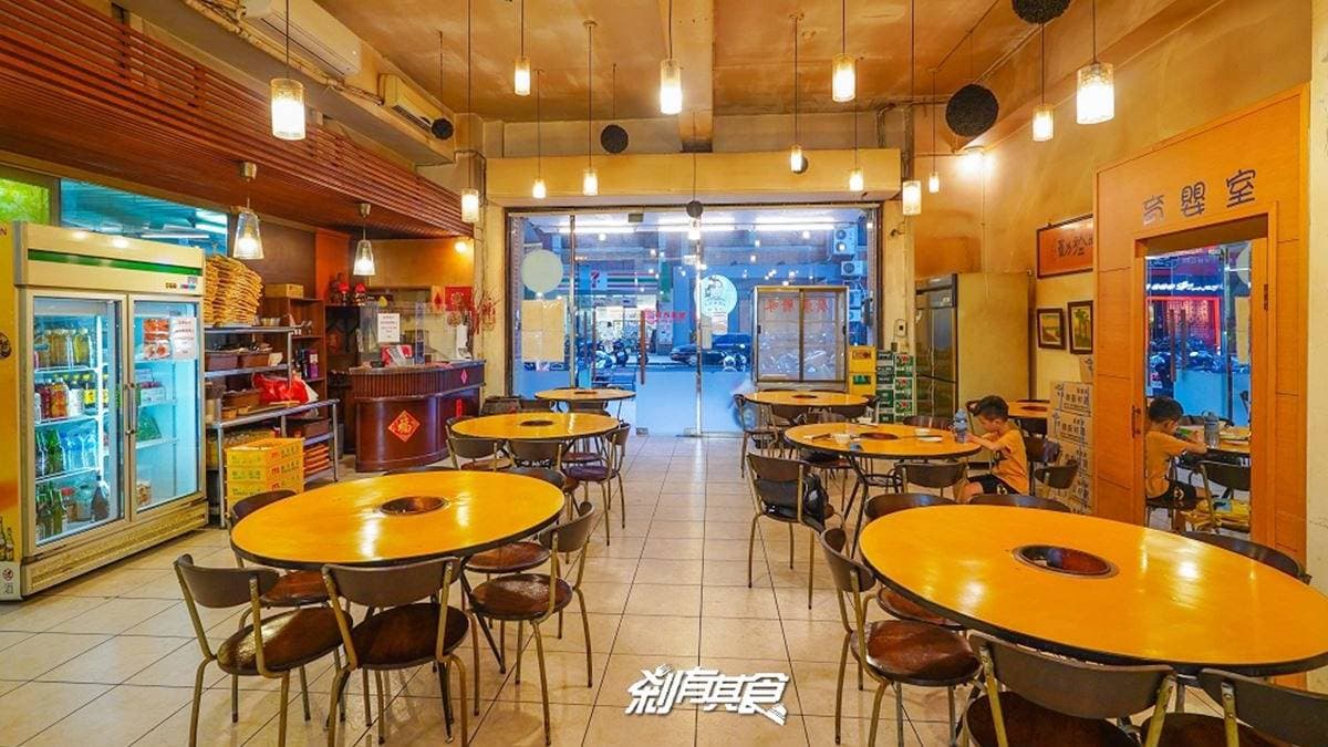 座位以４人圓桌為主，也有８人圓桌很適合聚餐，還有設置１間育嬰室。（圖片來源：剎有其食）