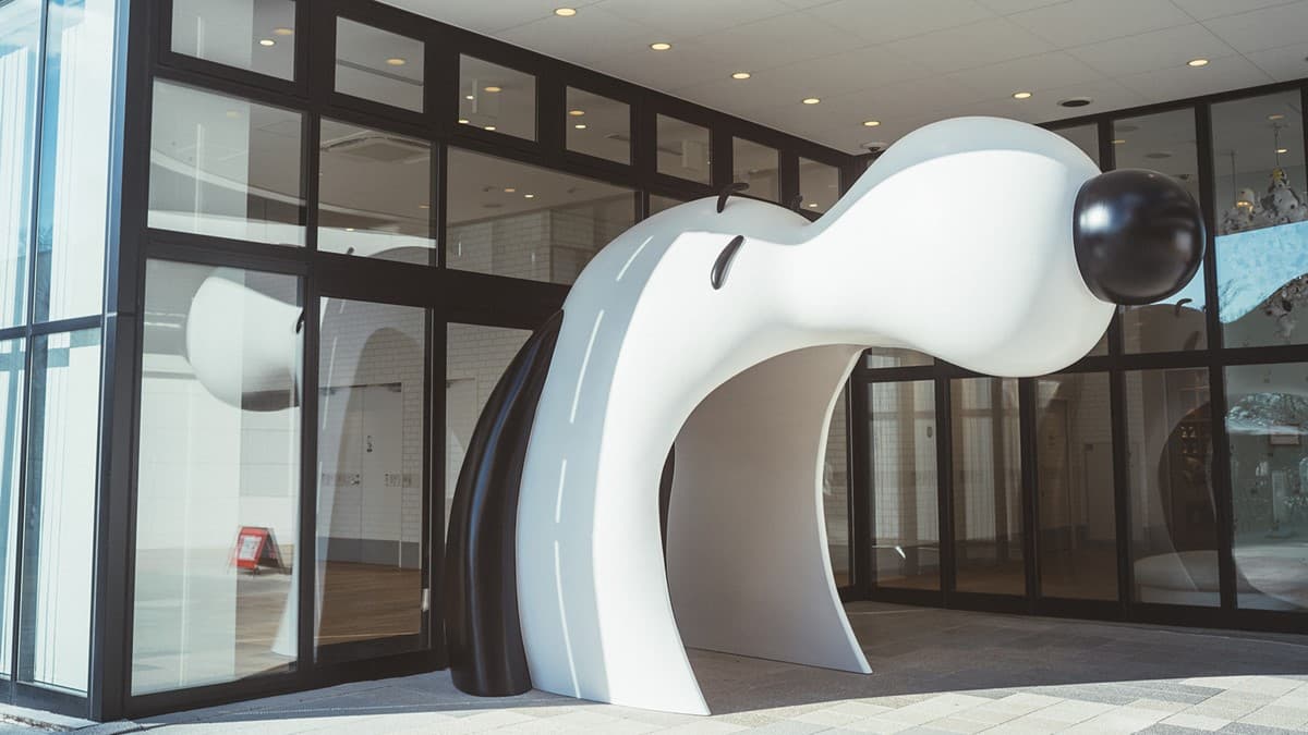 入口就是巨大史努比張嘴迎客。（圖片來源：Snoopy Museum）
