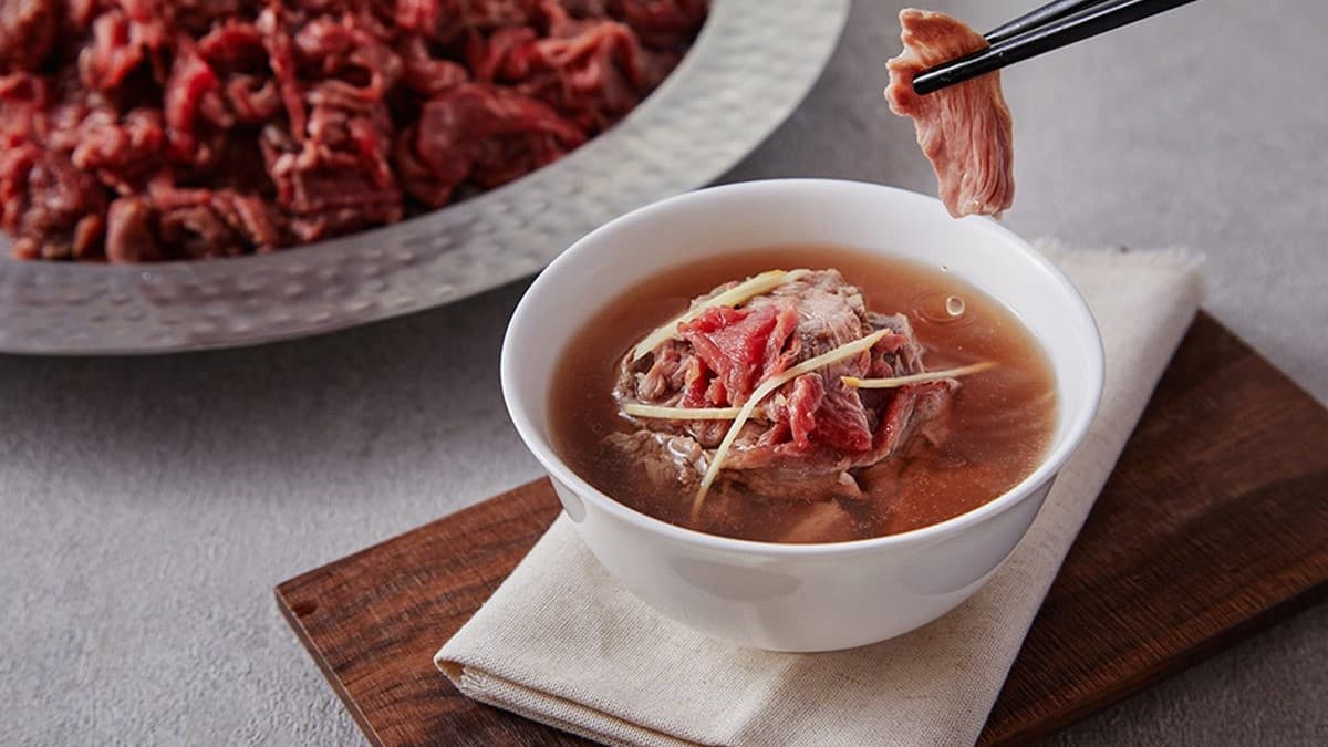 一早就可吃到現涮牛肉湯等台南美食。（圖片提供：台南遠東香格里拉）