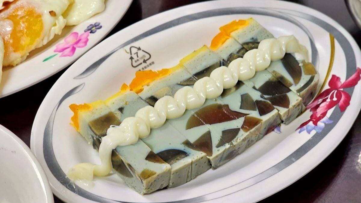 推薦大家來吃一定要點三色蛋，幾乎每桌都有點！（圖片來源：Yuki's Life）