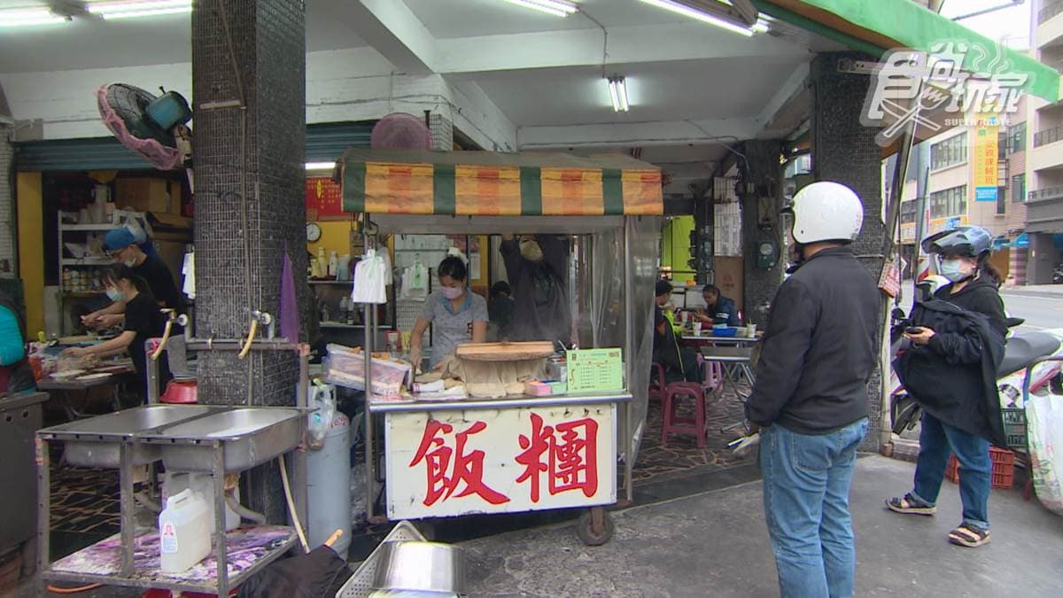 「六姐傳統飯糰特製蛋餅專賣店」位在高雄市鹽埕區的大智路上。