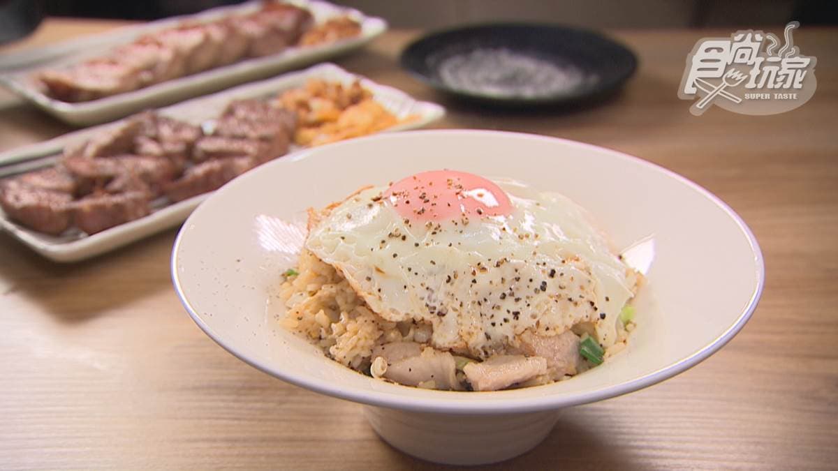 「麻油松阪豬炒飯」肉質很嫩，加上麻油香氣更迷人。