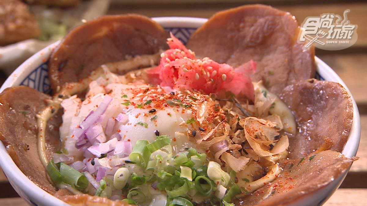 「黯然銷魂飯（大）」的肉量給得很多，搭半熟蛋吃很過癮。