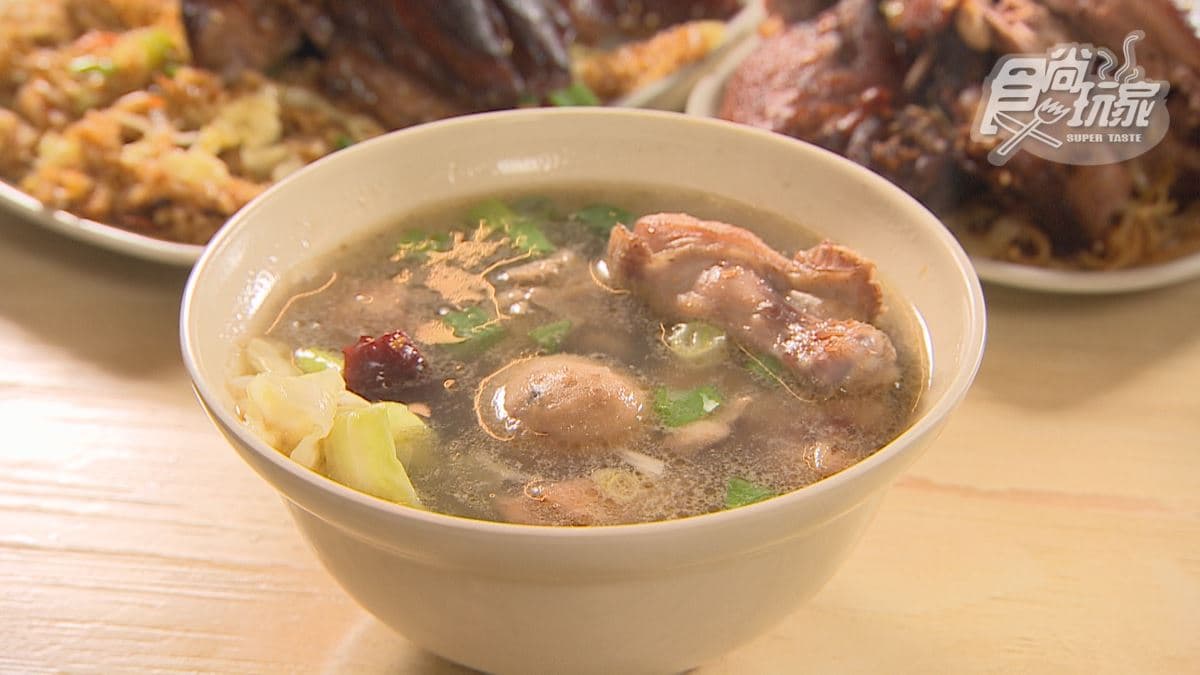150元爽嗑「烤半鴨」!桃園最狂「炒飯麵專賣」是這家,德國豬腳炒飯僅120元 150元爽嗑「烤半鴨」!桃園最狂「炒飯麵專賣」是這家,德國豬腳炒飯僅120元