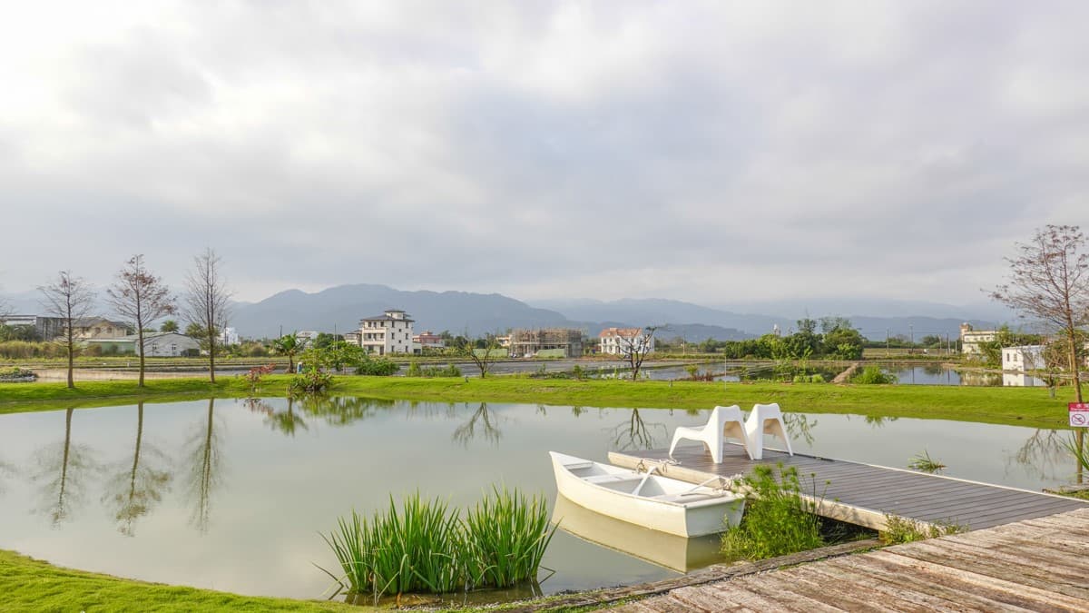 人工湖中還有小船，詩情畫意。（圖片來源：蘇菲漫旅）