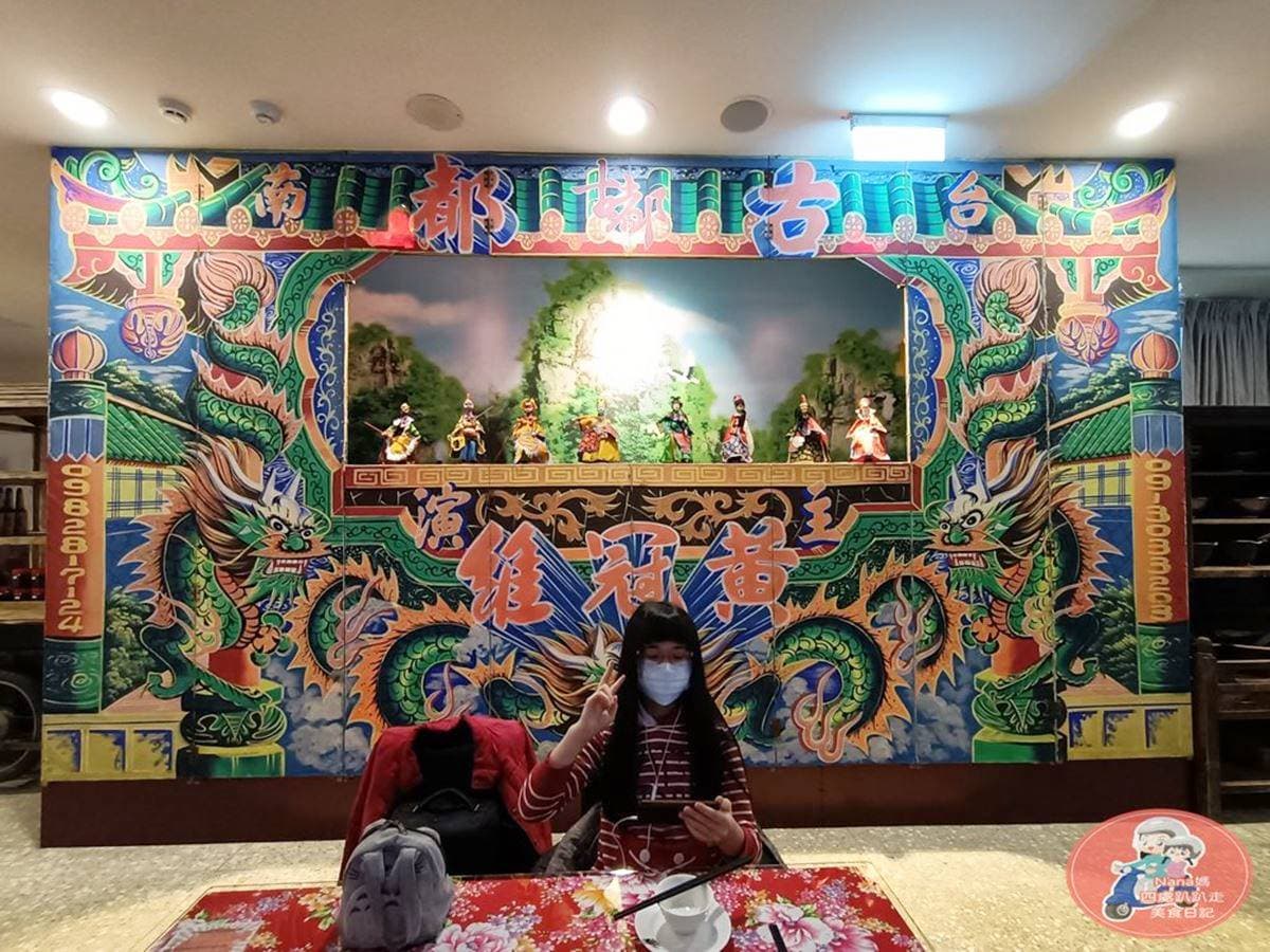 吃客家菜免費看電影！「得獎客家小炒」鹹香唰嘴，布袋戲台大人小孩都能玩