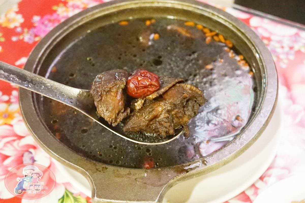 吃客家菜免費看電影！「得獎客家小炒」鹹香唰嘴，布袋戲台大人小孩都能玩