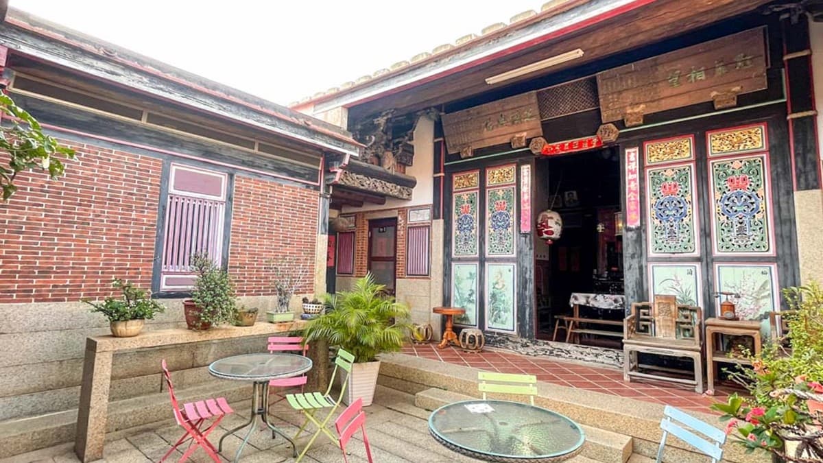 院落內有休憩區，可以坐在外面喝茶乘涼。（圖片來源：蘇菲漫旅）