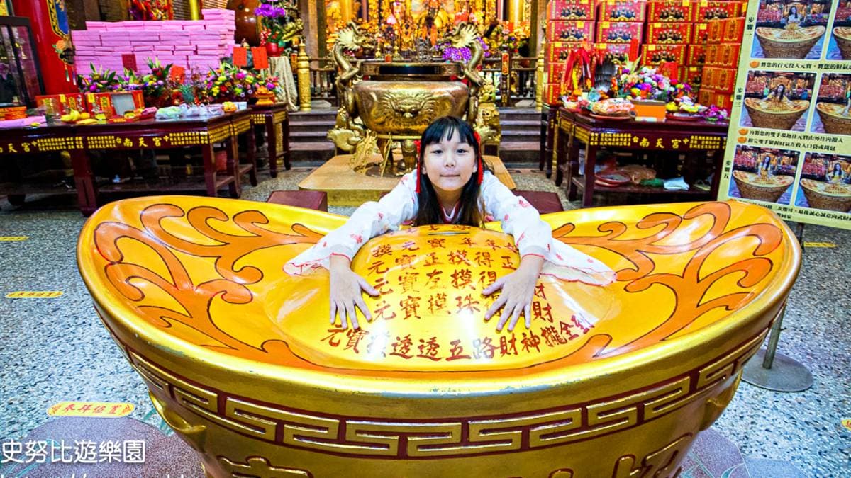 開運必摸１樓的大型金元寶，先投入100元再摸金元寶，把財氣帶回家。（圖片來源：史努比遊樂園）