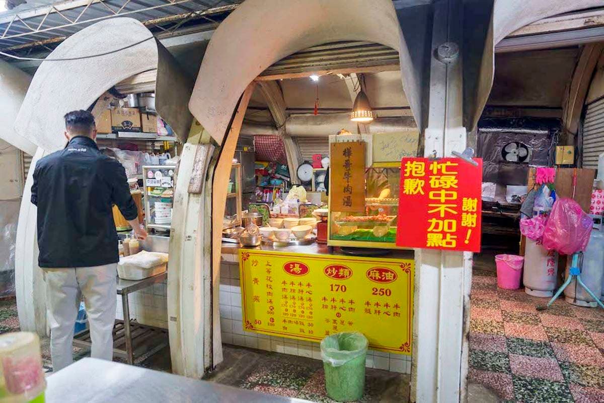 半夜２點排隊也要吃！台南「宵夜傳奇牛肉湯」在地人才懂，麻油熱炒老饕最愛