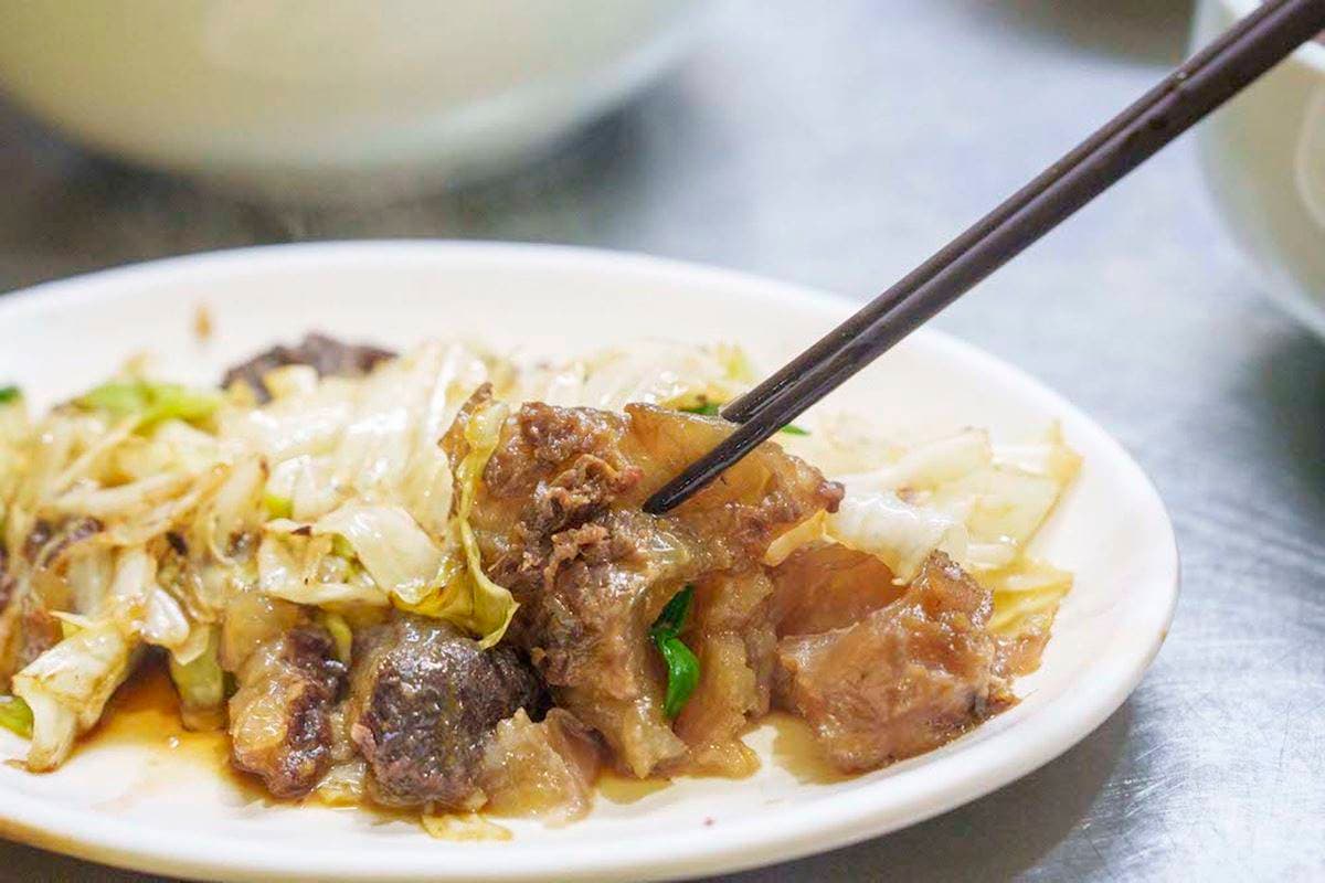半夜２點排隊也要吃！台南「宵夜傳奇牛肉湯」在地人才懂，麻油熱炒老饕最愛