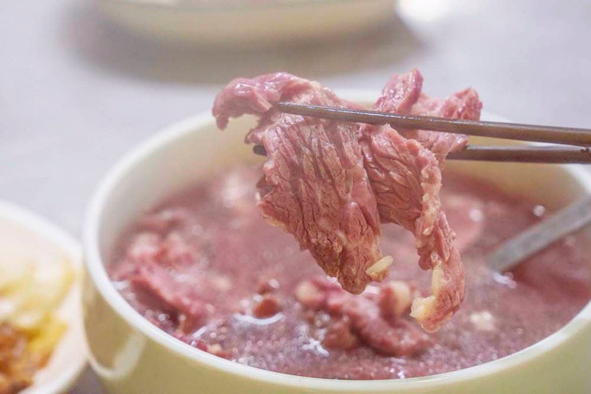 半夜２點排隊也要吃！台南「宵夜傳奇牛肉湯」在地人才懂，麻油熱炒老饕最愛