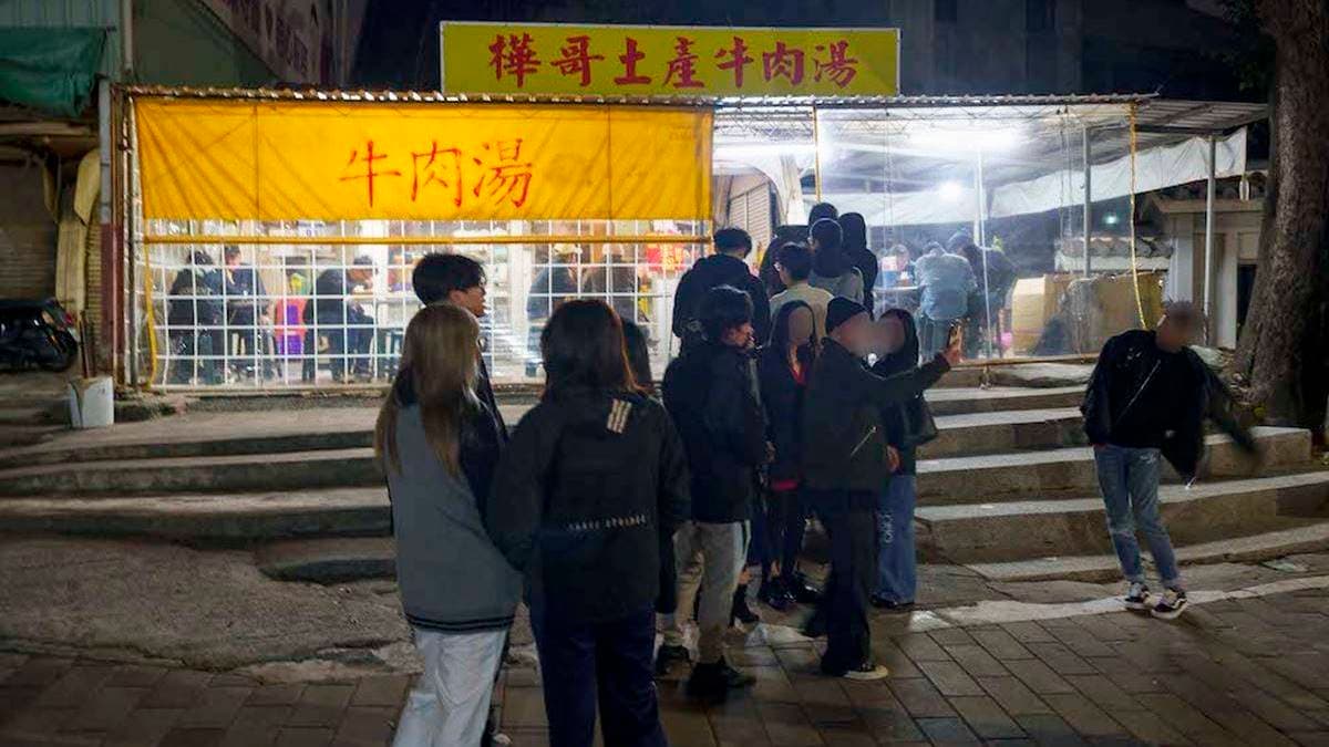 明明凌晨２點半才營業，２點就開始排隊了！牛肉湯愛好者想吃可要趁早。（圖片來源：算命的說我很愛吃）