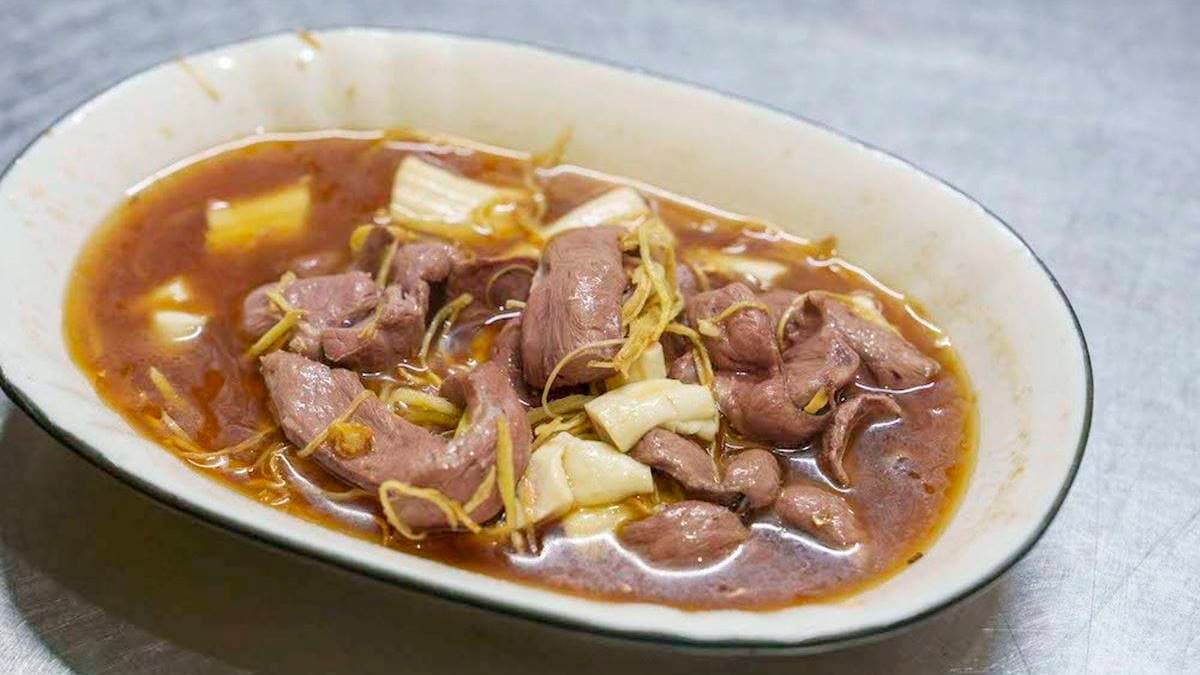 「麻油炒牛髓」裡頭牛髓白白嫩嫩的，炒得香氣十足、很有口感。（圖片來源：算命的說我很愛吃）
