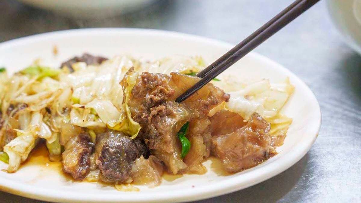 「炒高麗菜牛腩」炒得有濃郁鍋氣，高麗菜又清脆，蒜香十足的牛肉超下飯。（圖片來源：算命的說我很愛吃）