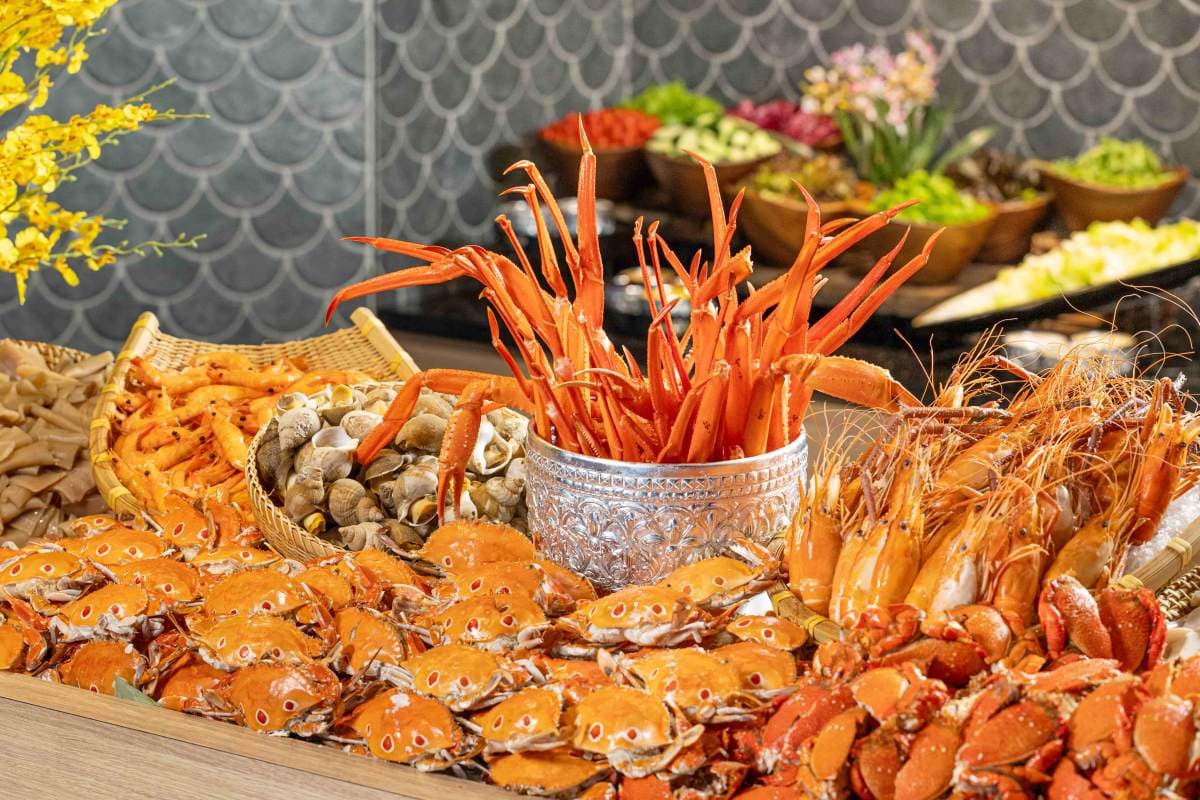 最強泰式Buffet「泰市場」回歸！近百道泰料吃到飽，週末限定泰國蝦、榴槤披薩
